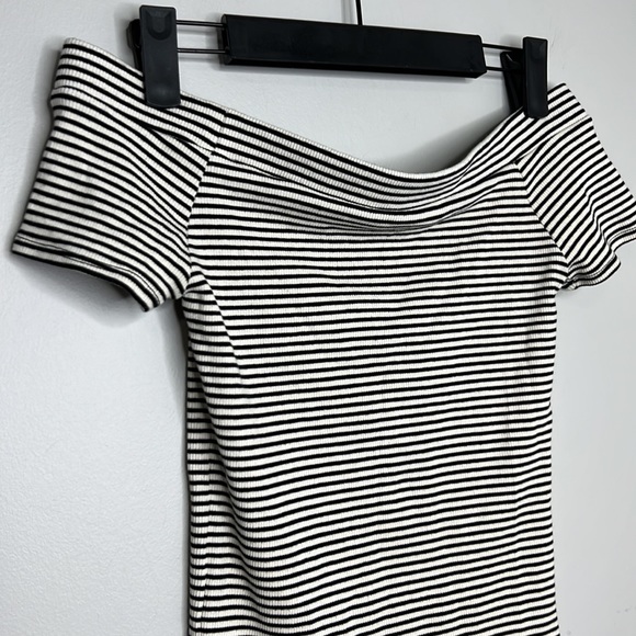 NWT - Lulu’s off the shoulder, short sleeve top. Size small. Brand new! - Picture 3 of 4